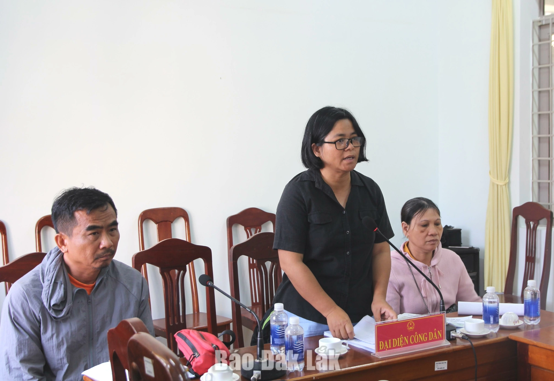 Công dân Lê Thị Vân Anh (ở thôn Ea Sar 10, xã Ea Knốp) trình bày ý kiến tại buổi tiếp công dân.