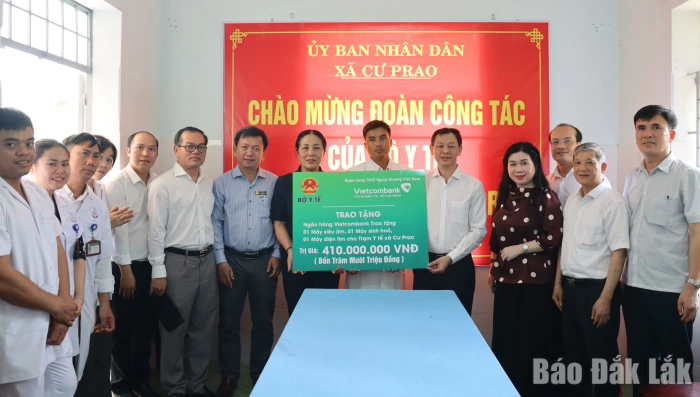 Thứ trưởng Bộ Y tế Nguyễn Tri Thức làm việc với Trạm Y tế xã Cư Prao