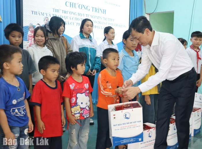 Thứ trưởng Bộ Y tế Nguyễn Tri Thức thăm, tặng quà trẻ em khó khăn trên địa bàn tỉnh