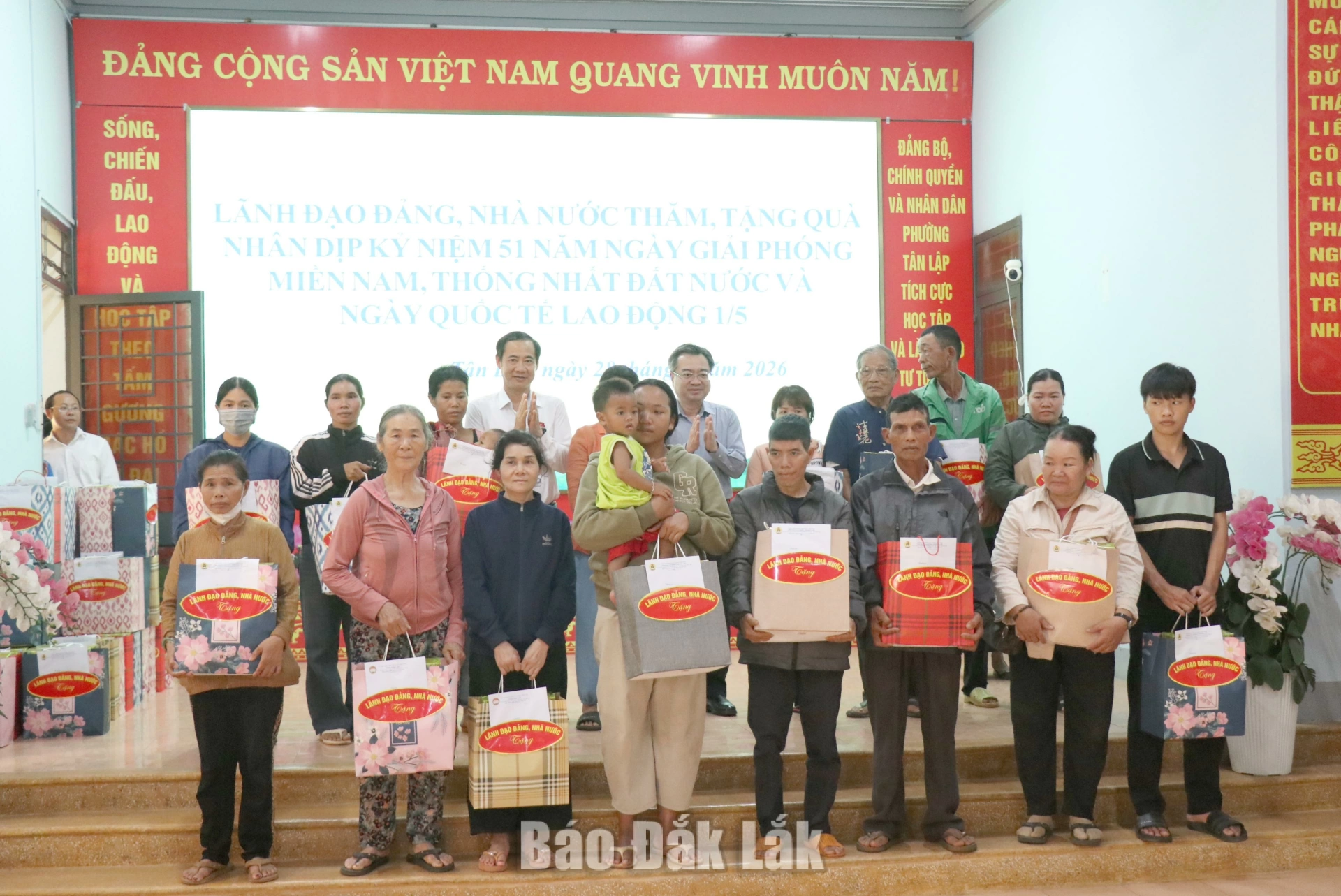 Các đồng chí Nguyễn Thanh Nghị và Nguyễn Thái Học trao quà cho người dân phường Tân Lập. Ảnh: Hà My