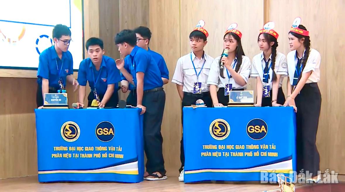 Các đội thi tranh tài sôi nổi tại cuộc thi.