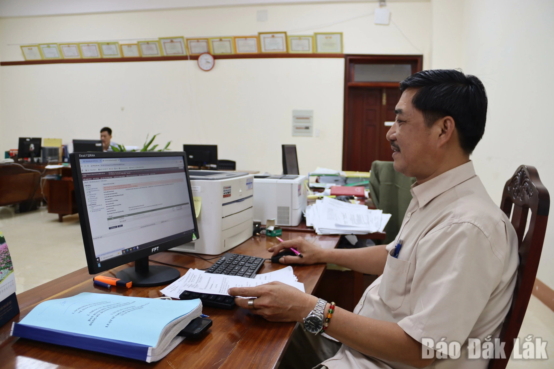 Chuyên viên phòng quảnb lý doanh nghiệp Sở Tài chính xử lý hồ sơ đăng ký kinh doanh trực tuyến.