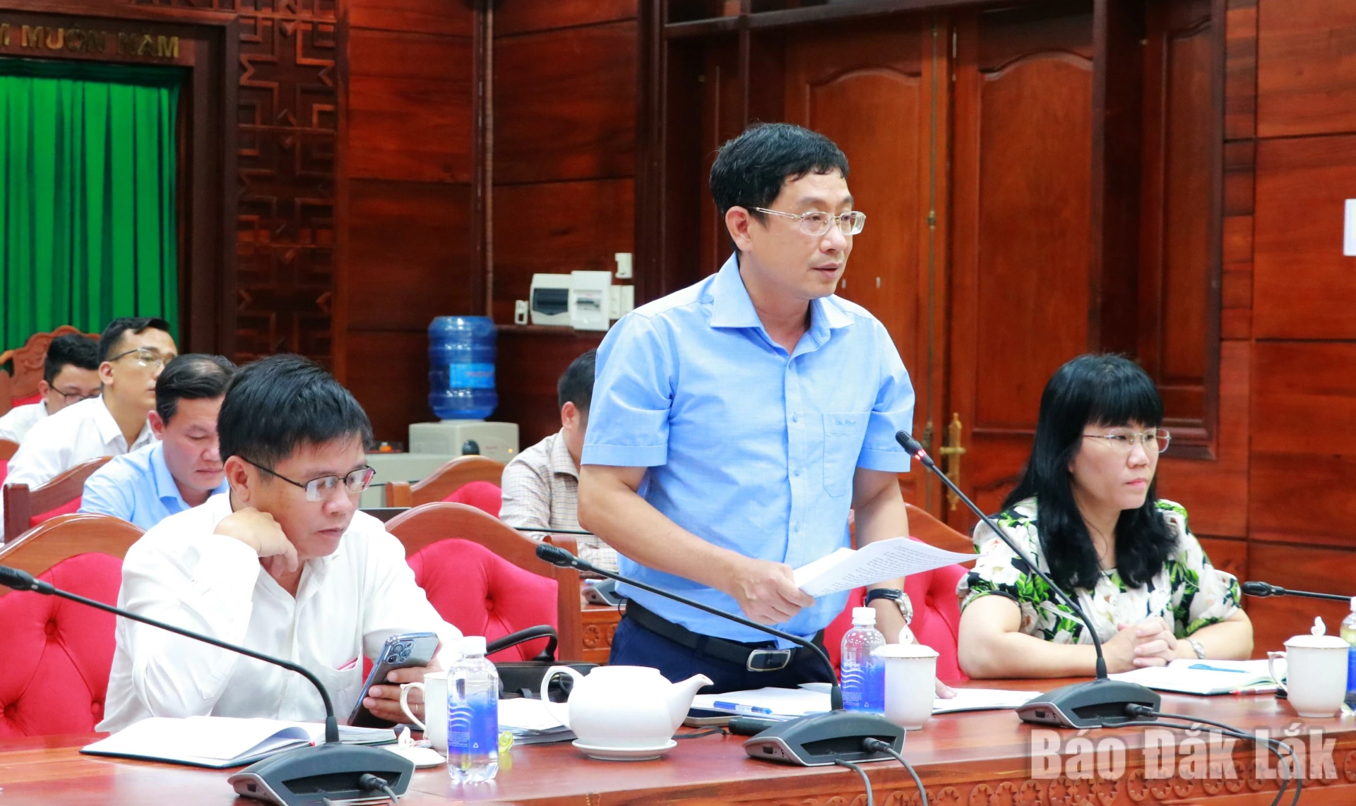 Trưởng Ban quản lý Khu kinh tế Phú Yên Huỳnh Lữ Tân báo cáo tình hình triển khai các dự án lớn, trọng điểm tại KKT Nam Phú Yên và các khu công nghiệp (KCN) phía Đông tỉnh.