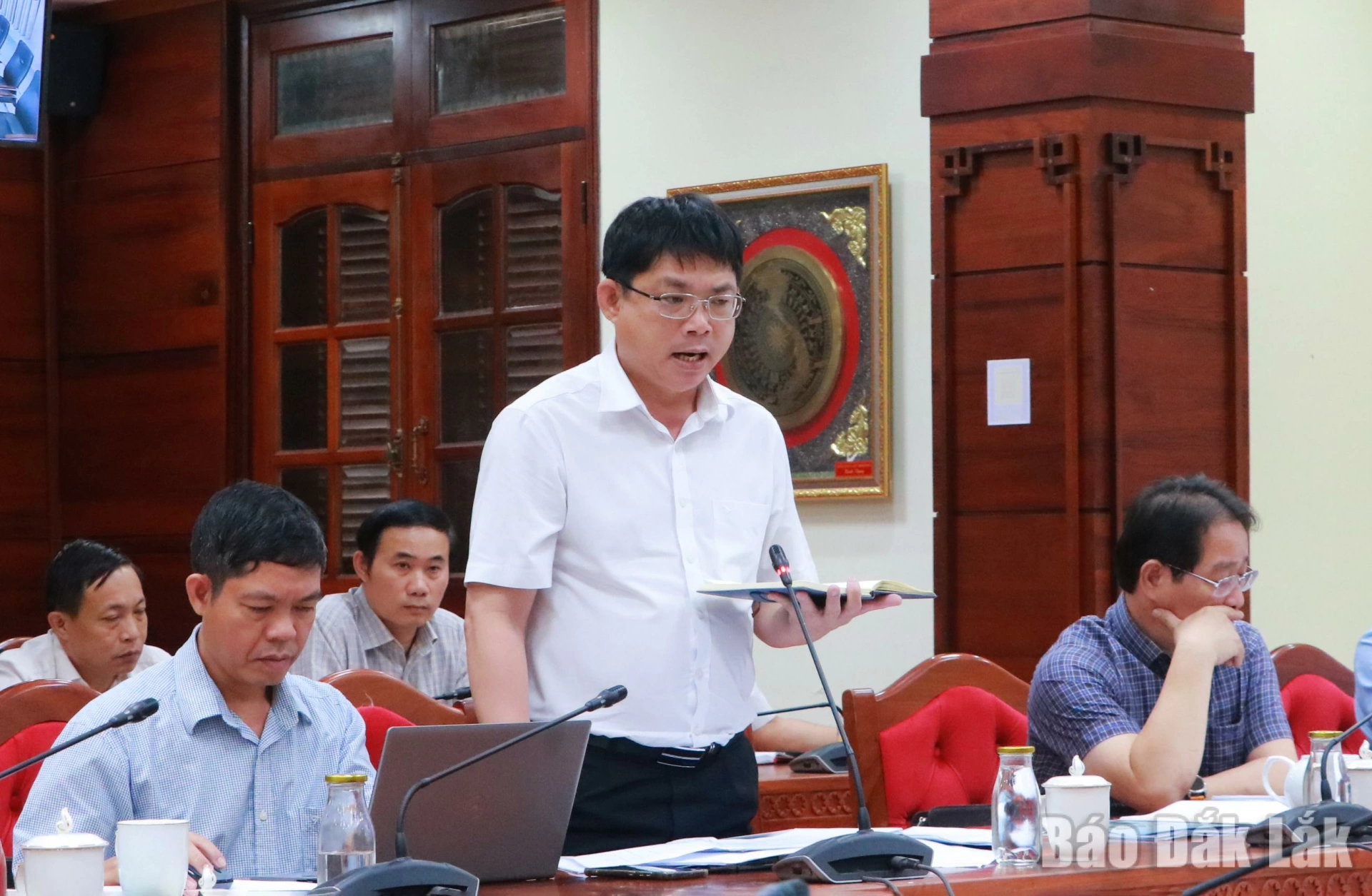 Phó Giám đốc Sở Tài chính trao đổi về kế hoạch bố trí vốn và các thủ tục liên quan.