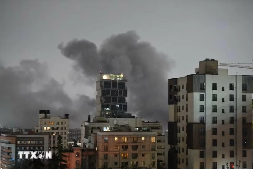 Khói bốc lên sau vụ tấn công tại Tehran, Iran. Ảnh: TTXVN