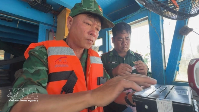 Border guards and fishing ports in Quang Ngai are intensifying efforts to verify data, strictly monitor fishing vessel movements, and tighten control over traceability. (Photo: VNA)