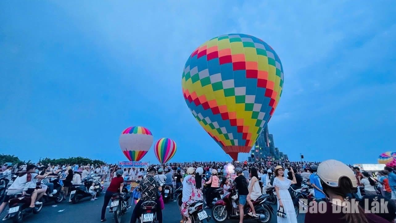 Đông đảo người dân và du khách ghè Tháp Nghinh Phong ngắm và thưởng lãm kinh khí cấu.
