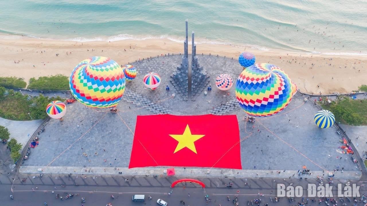 Tháp Nghinh Phong nhìn từ trên kinh khí cầu.