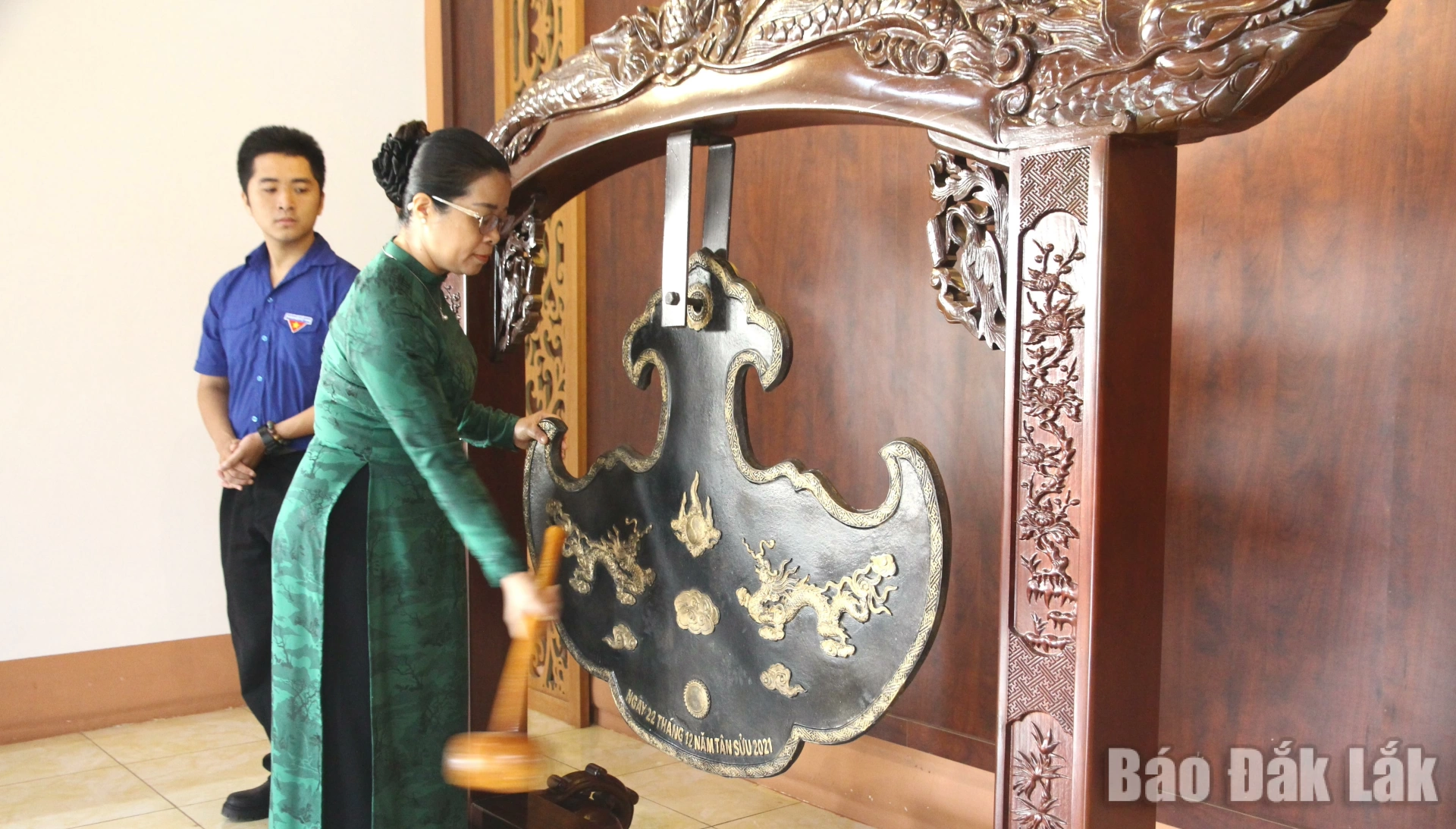 Đồng chí Huỳnh Thị Chiến Hòa, Phó Bí thư Tỉnh ủy thỉnh khánh tại đền thờ Liệt sĩ tỉnh.