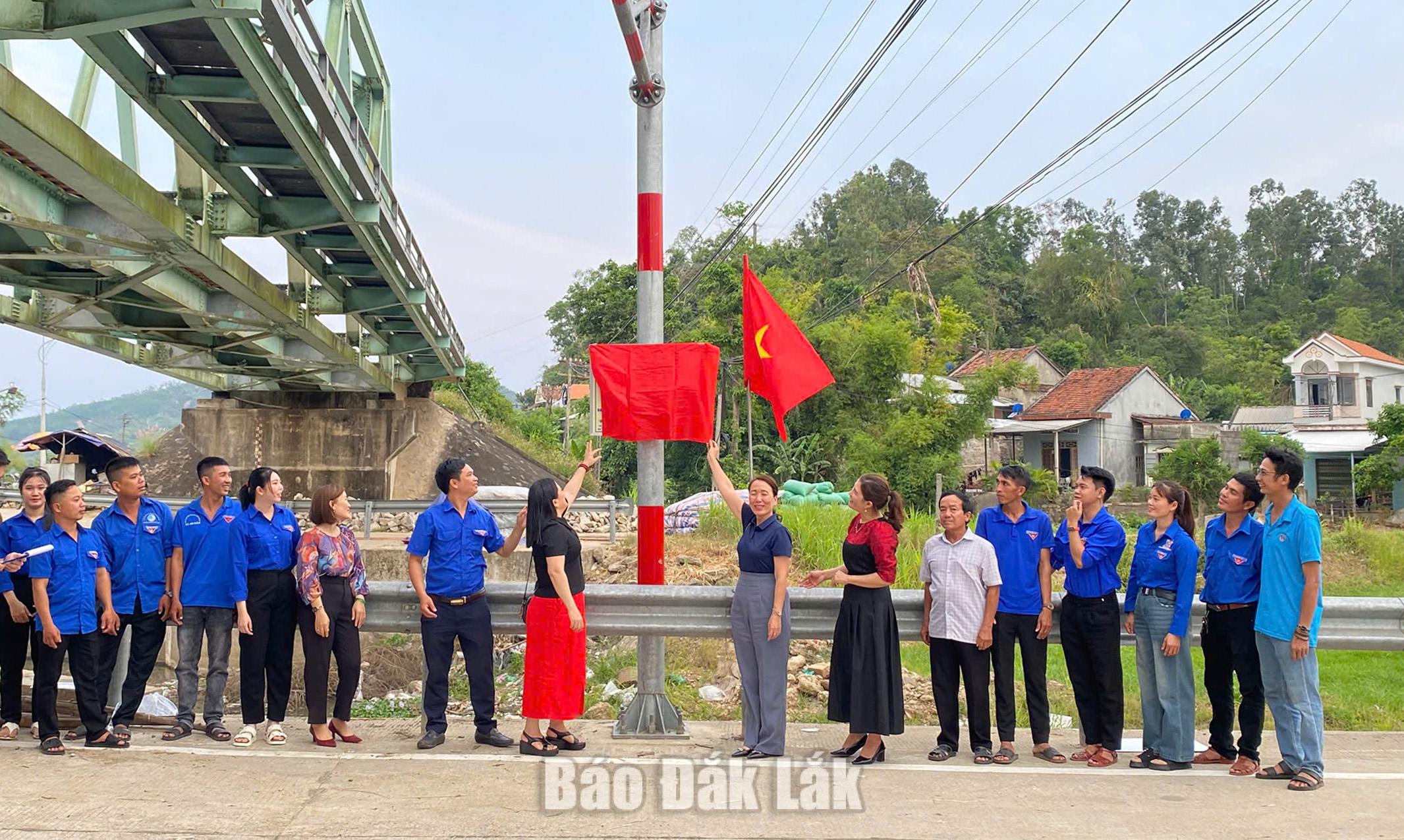 Các đại biểu thực hiện nghi thức khánh thành đường cờ.