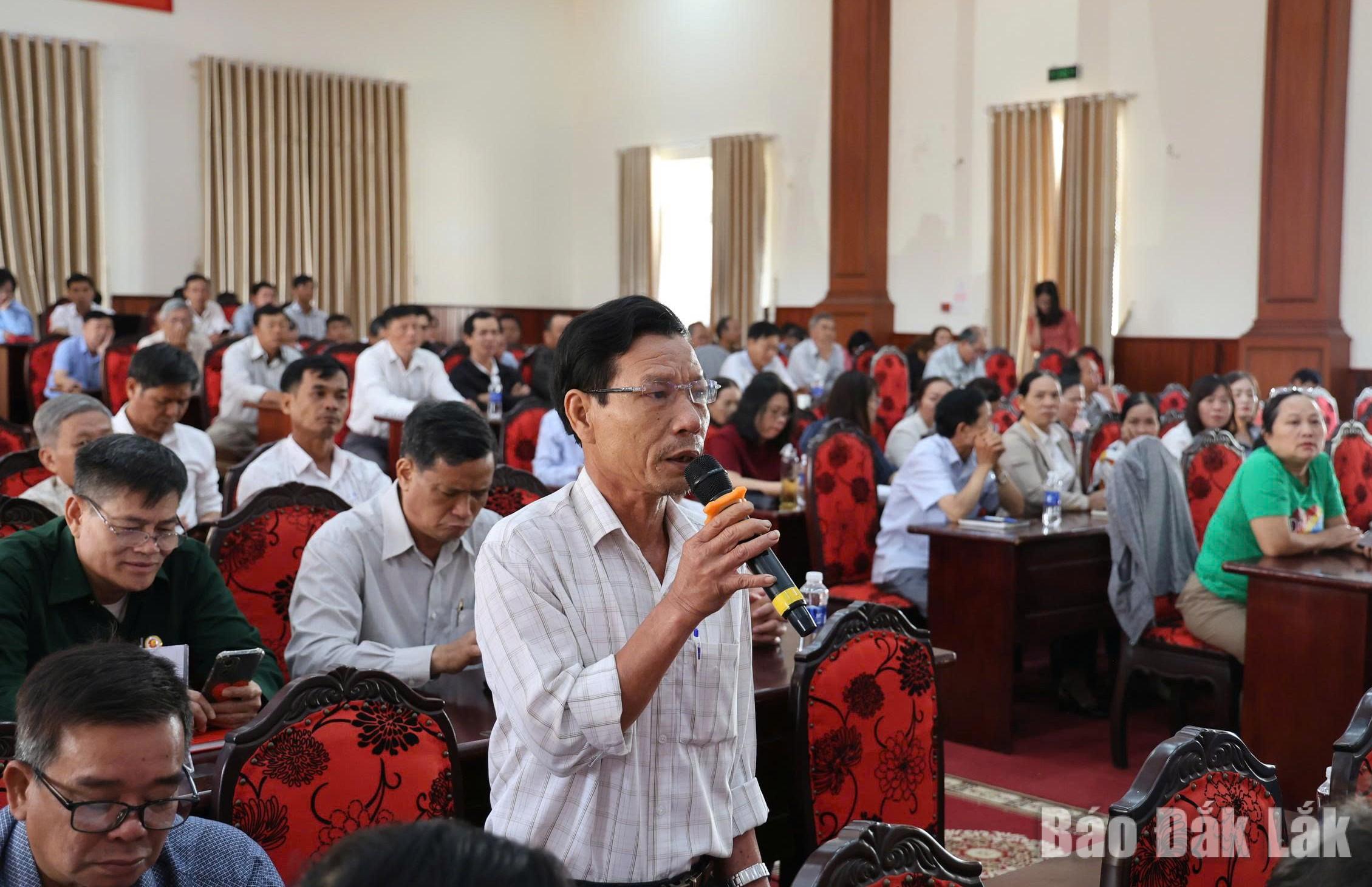 Các đại biểu tham gia ý kiến tại hội nghị.