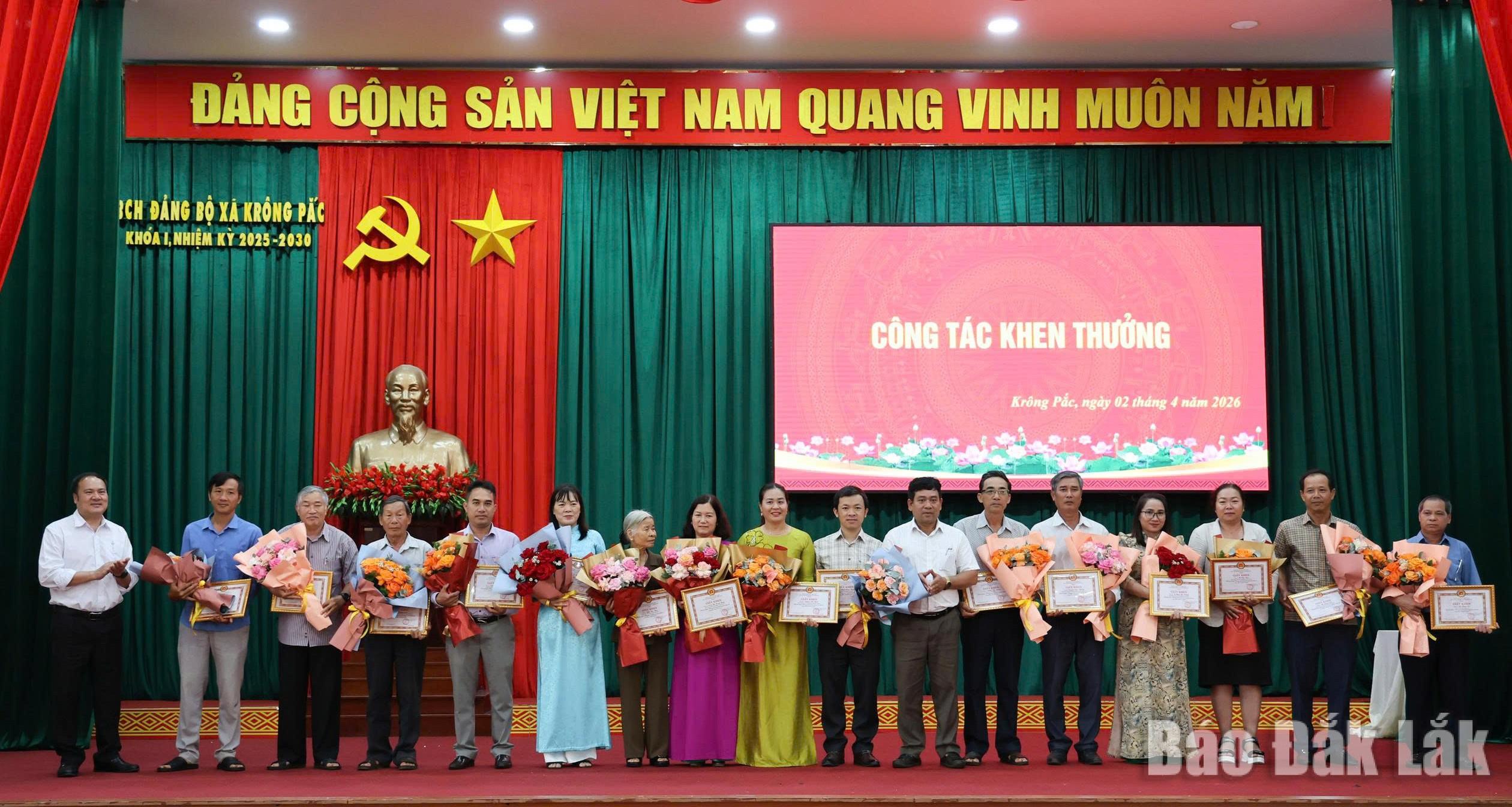 Ban Thường vụ Đảng ủy đã khen thưởng các đảng viên hoàn thành xuất sắc nhiệm vụ 5 năm liền.