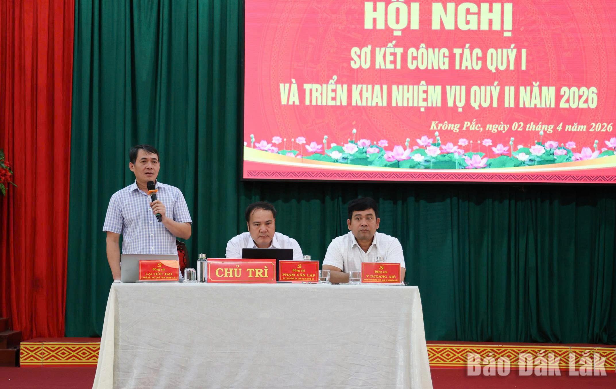Đồng chí Lại Đức Đại, Phó Bí thư, Chủ tịch UBND xã điều hành hội nghị.