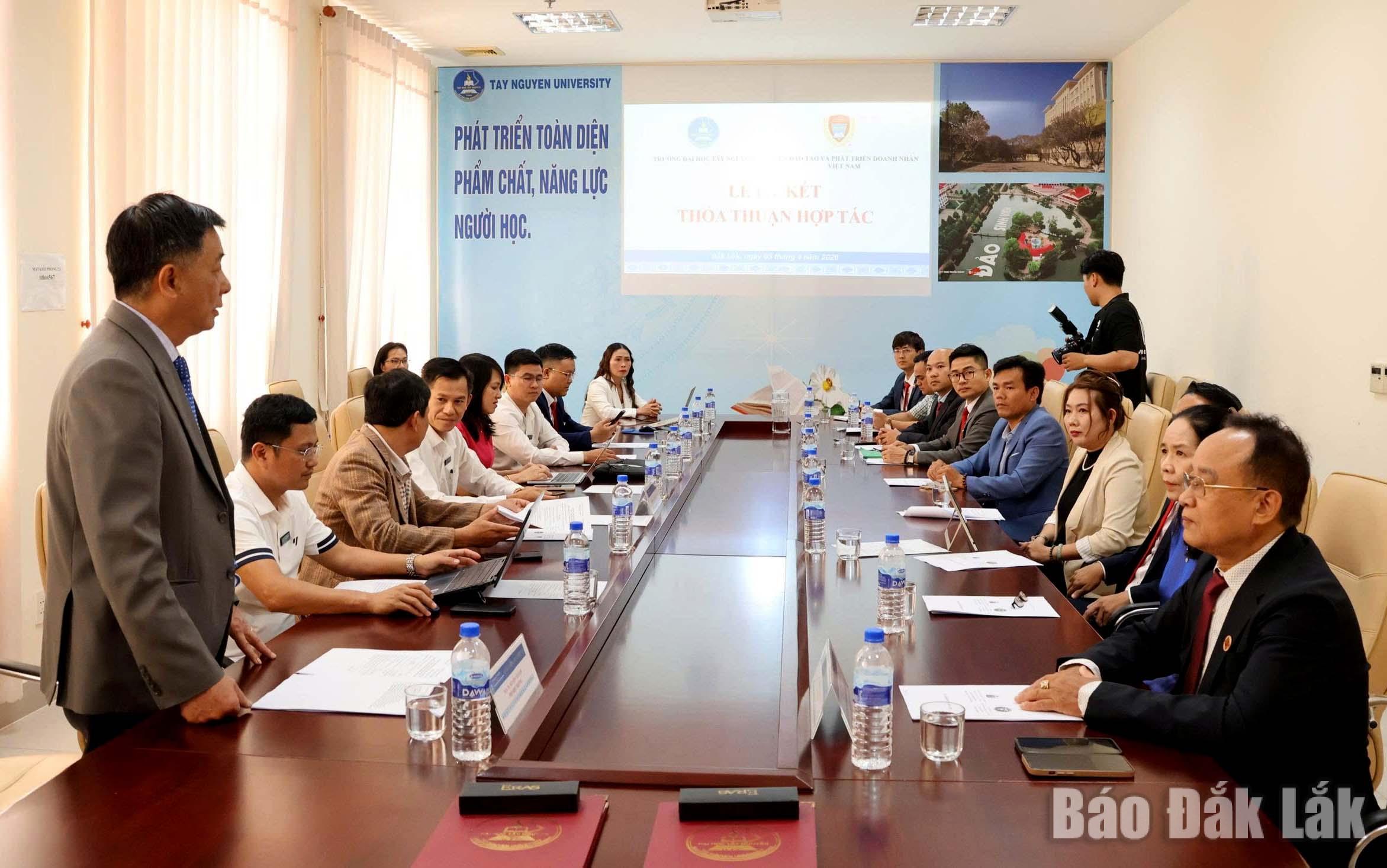 Phó Giáo sư, Tiến sĩ Nguyễn Văn Nam (đứng), Phó Hiệu trưởng Trường Đại học Tây Nguyên thảo luận các nội dung ký kết với đối tác.