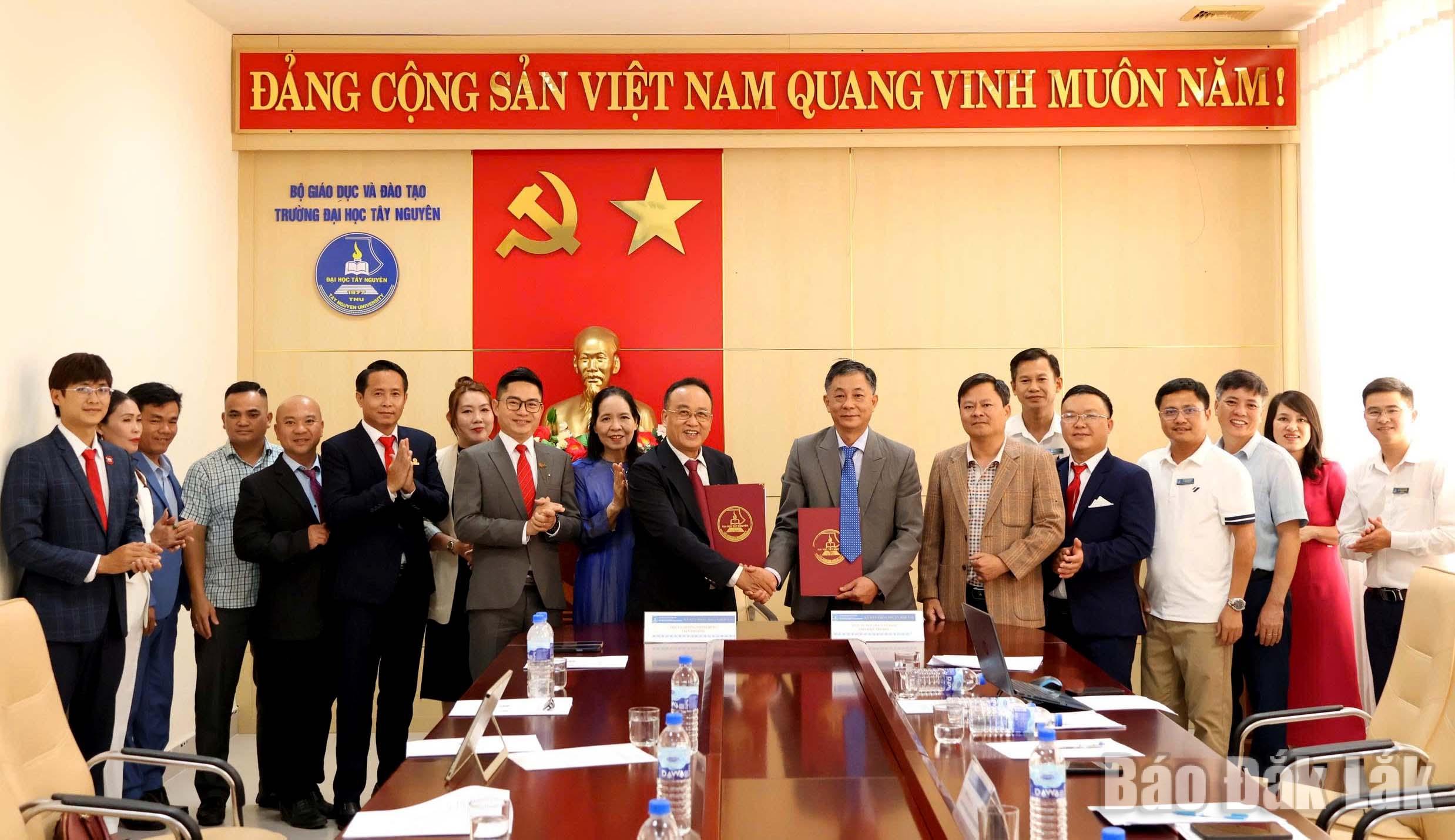 Lãnh đạo các đơn vị chứng kiến lễ ký kết thỏa thuận hợp tác vào chiều 3/4.