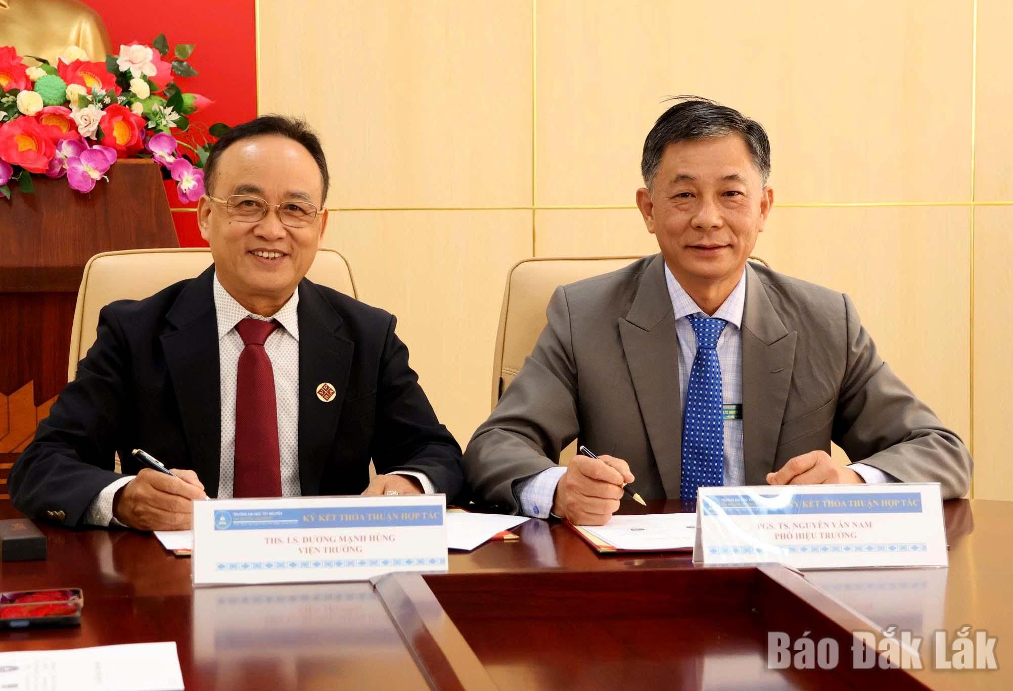 Phó Giáo sư, Tiến sĩ Nguyễn Văn Nam (bên phải), Phó Hiệu trưởng Trường Đại học Tây Nguyên và ông Dương Mạnh Hùng, Viện trưởng Viện Đào tạo và Phát triển Doanh nhân Việt Nam tại buổi ký kết.