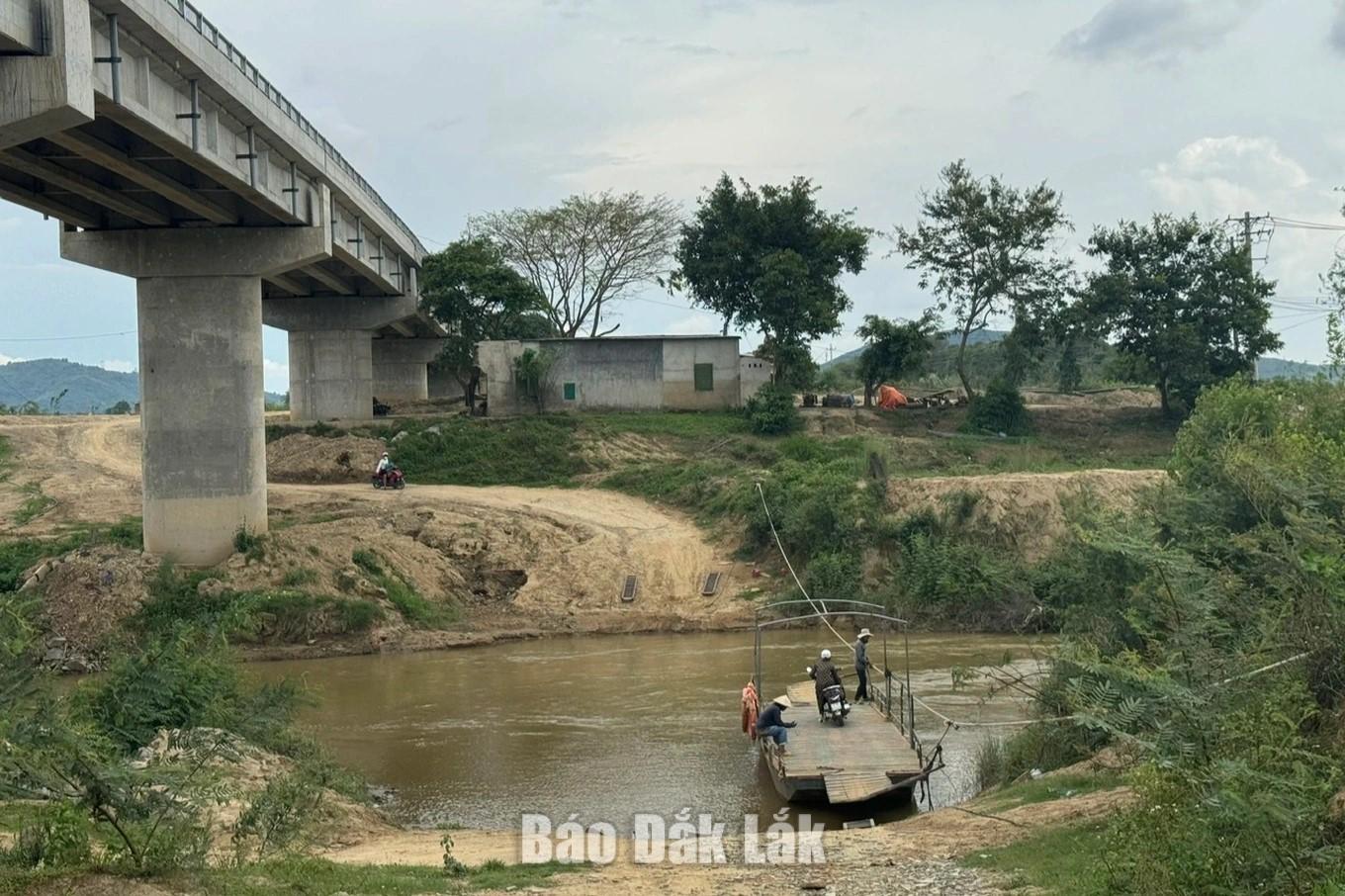 Cầu Krông Bông đã hoàn thành từ cuối năm 2023, nhưng do chưa có đường dẫn lên cầu nên người dân vẫn phải qua sông bằng phà.