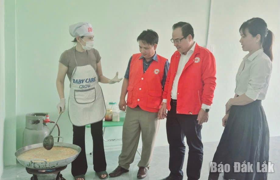 Các đồng chí lãnh đạo kiểm tra thực tế tại bếp ăn bán trú.