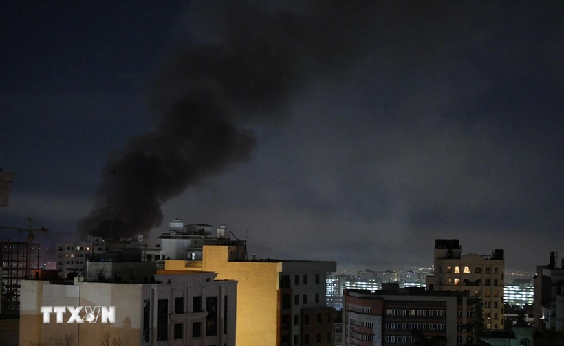 Khói bốc lên sau các vụ không kích của Israel xuống thủ đô Tehran, Iran. Ảnh: TTXVN