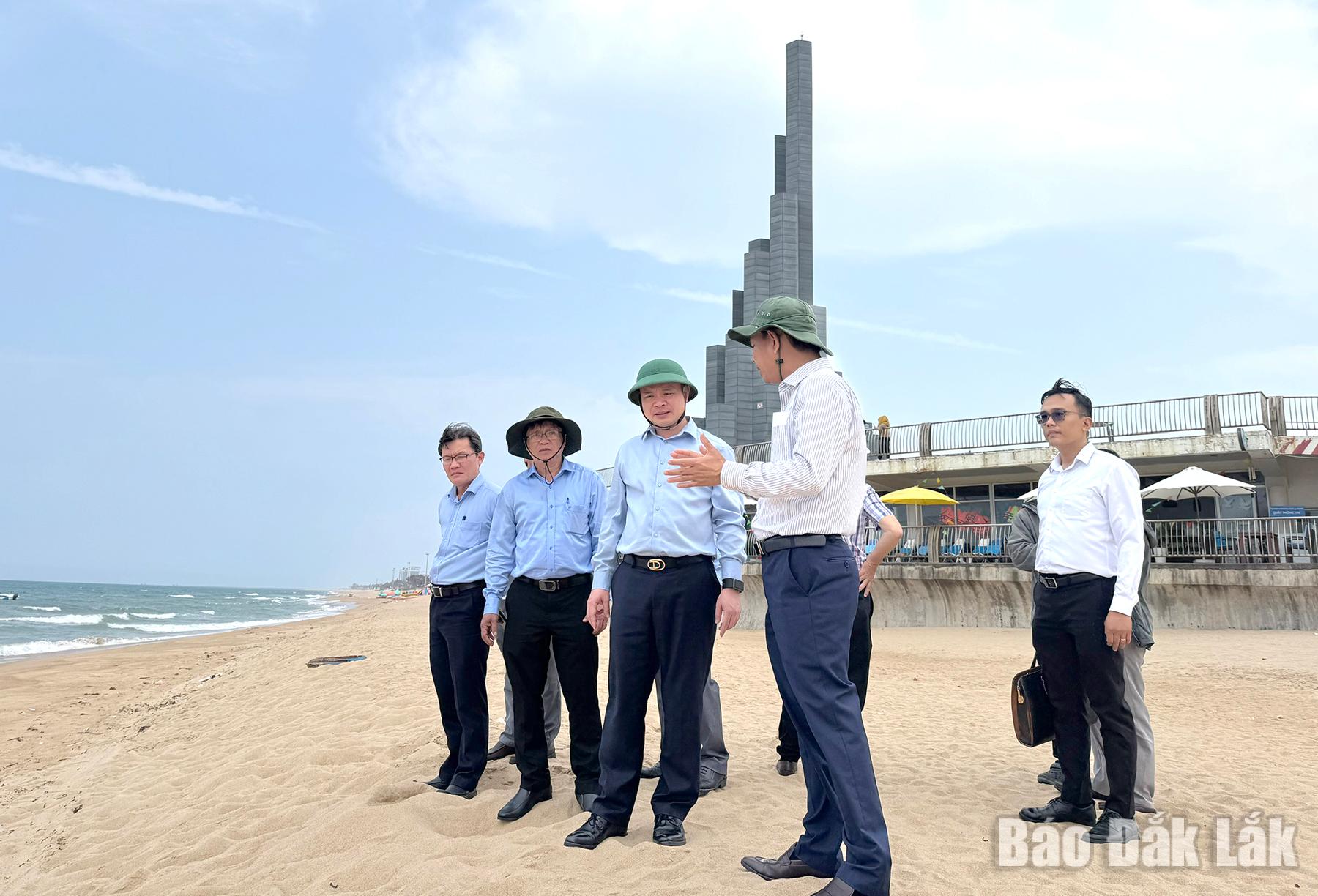 Chủ tịch UBND tỉnh Đỗ Hữu Huy yêu cầu địa phương huy động các lực lượng để giữ gìn vệ sinh môi trường biển.