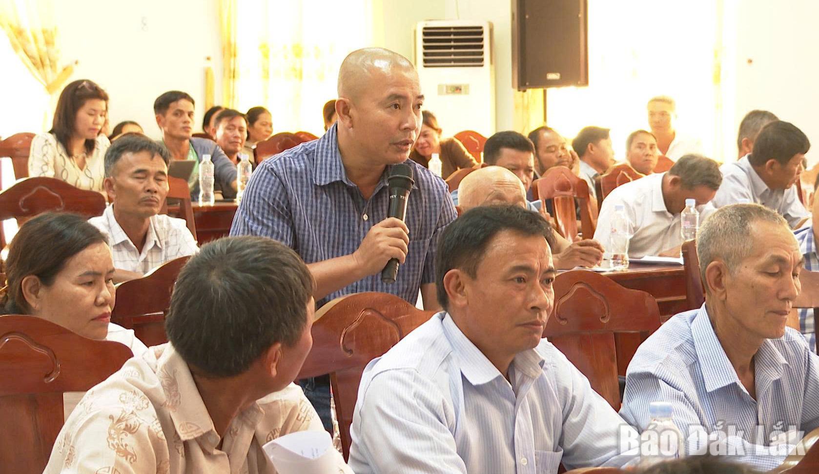 Nông dân trồng mía kiến nghị tại chương trình.