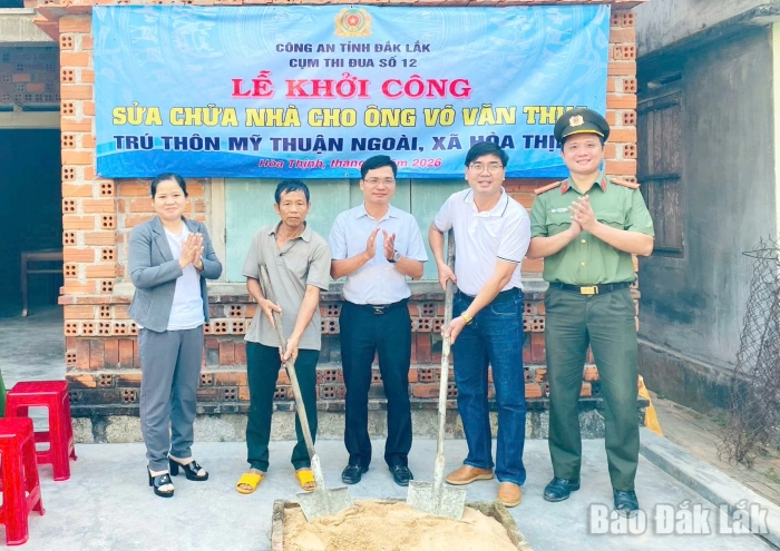 Cụm thi đua số 12 Công an tỉnh sửa chữa nhà cho gia đình thân nhân liệt sĩ