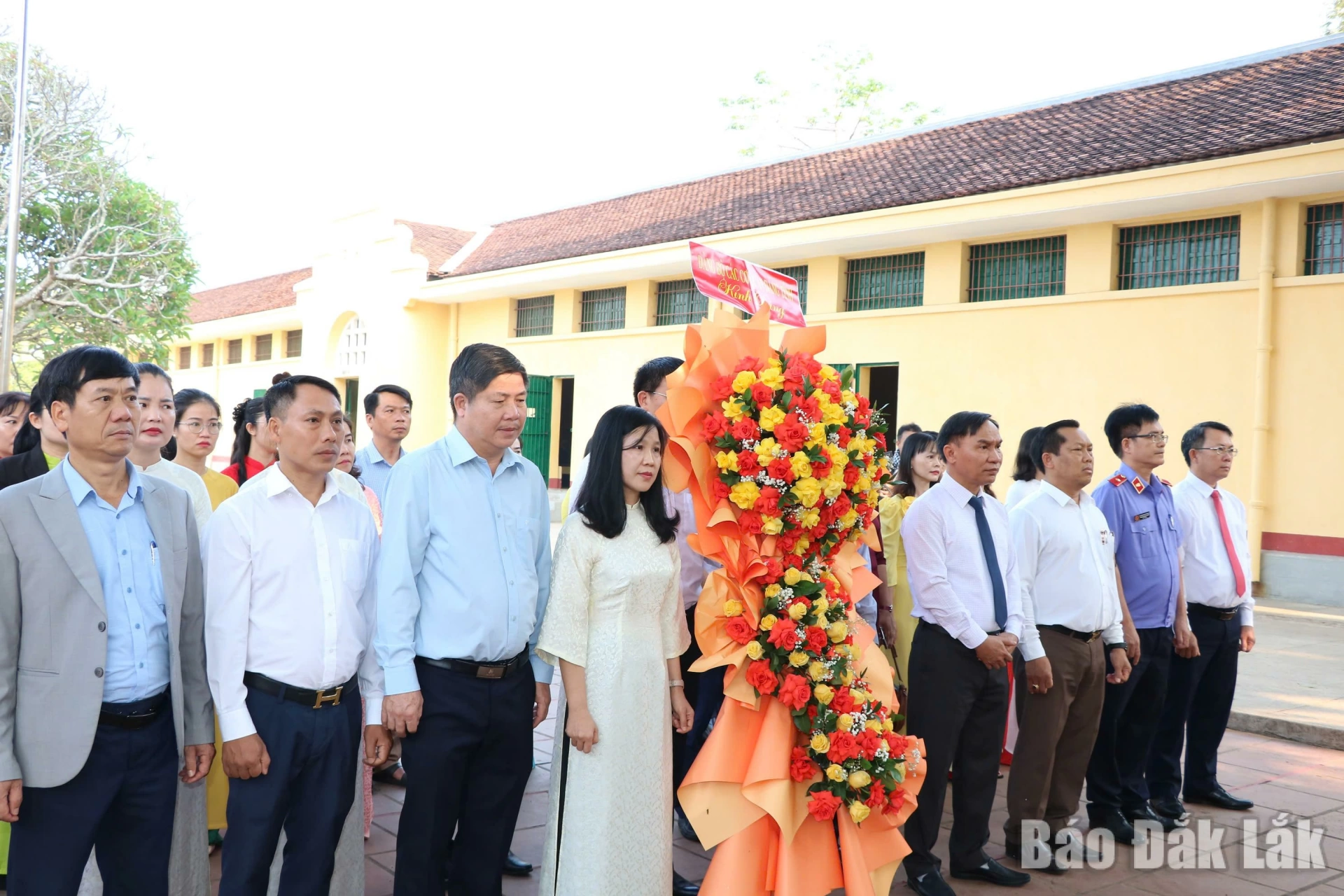 Các đại biểu Đảng ủy các cơ quan Đảng tỉnh dâng hương, dâng hoa tưởng niệm các Anh hùng liệt sĩ tại Di tích lịch sử quốc gia đặc biệt Nhà đày Buôn Ma Thuột.