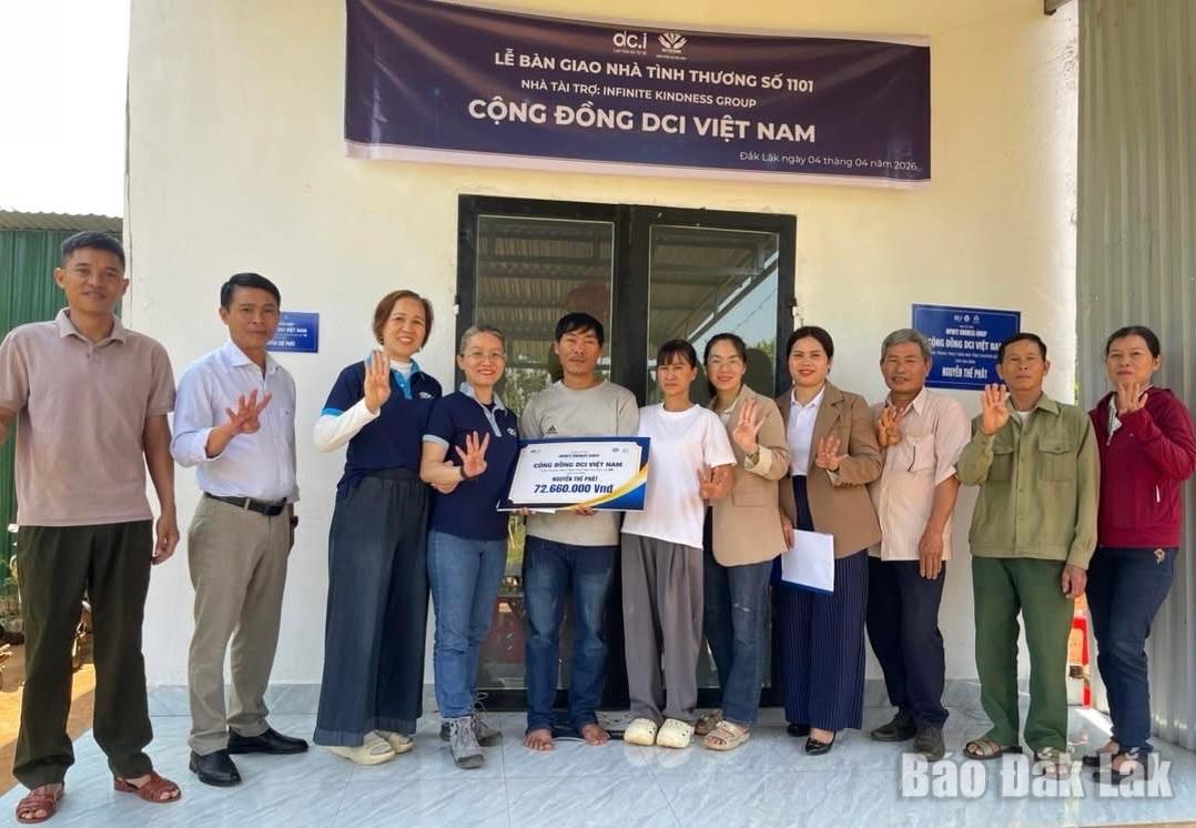 Trao nhà tình thương cho gia đình anh Phát