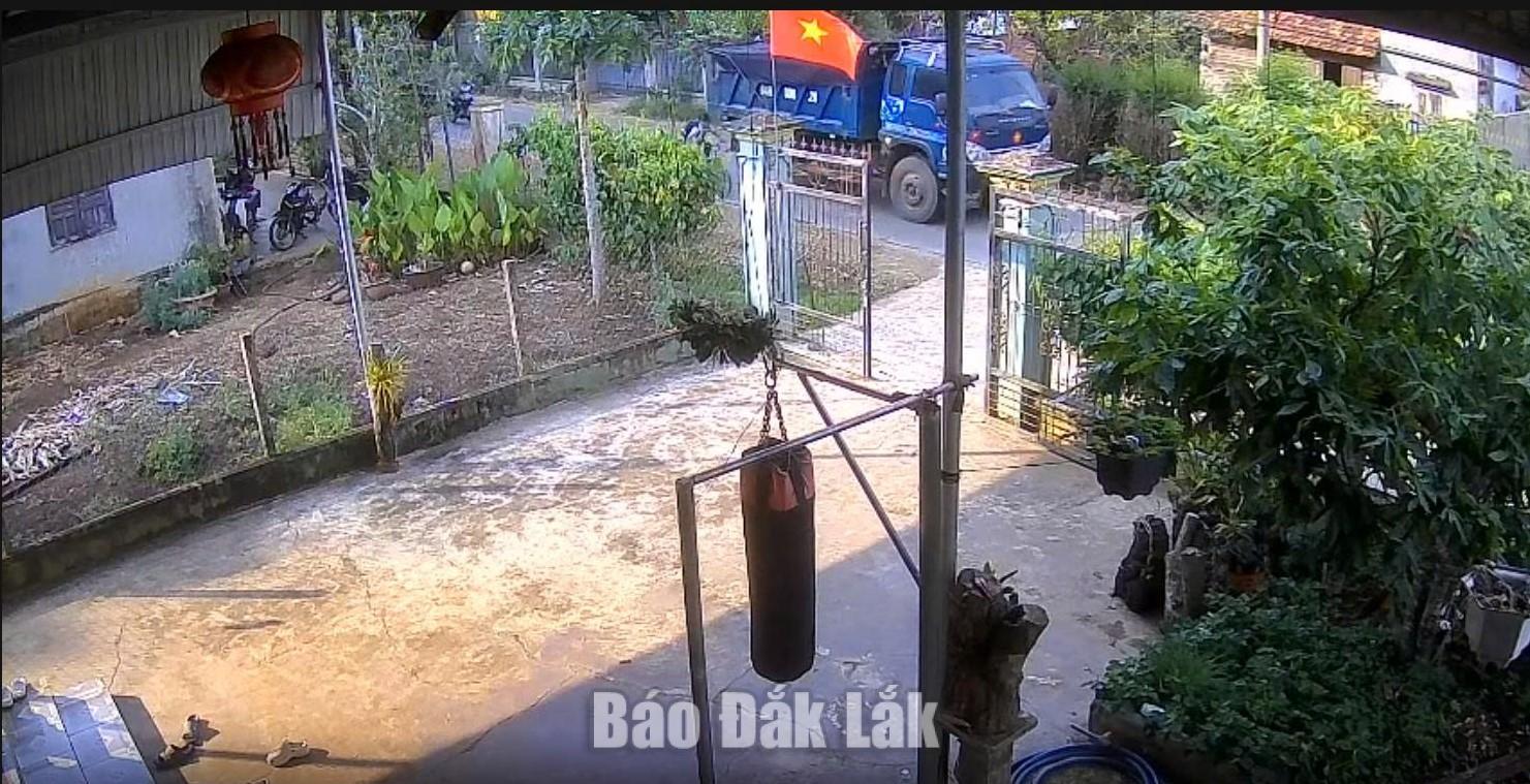 Camera an ninh ghi lại hiện trường vụ tai nạn.