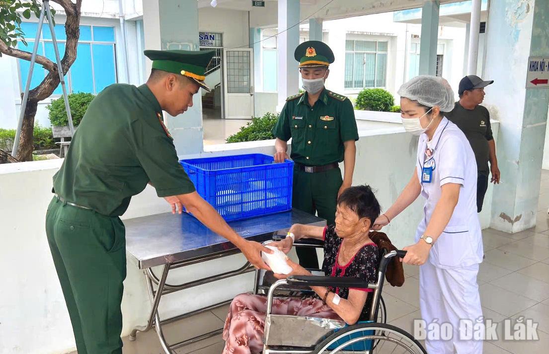 Cán bộ, chiến sĩ Đồn Biên phòng Xuân Đài tặng cơm cho bệnh nhân tại Trung tâm Y tế Sông Cầu