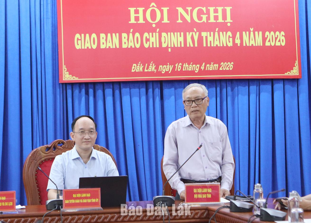 Chủ tịch Hội Nhà báo tỉnh Nguyễn Văn Phú phát biểu tại hội nghị.