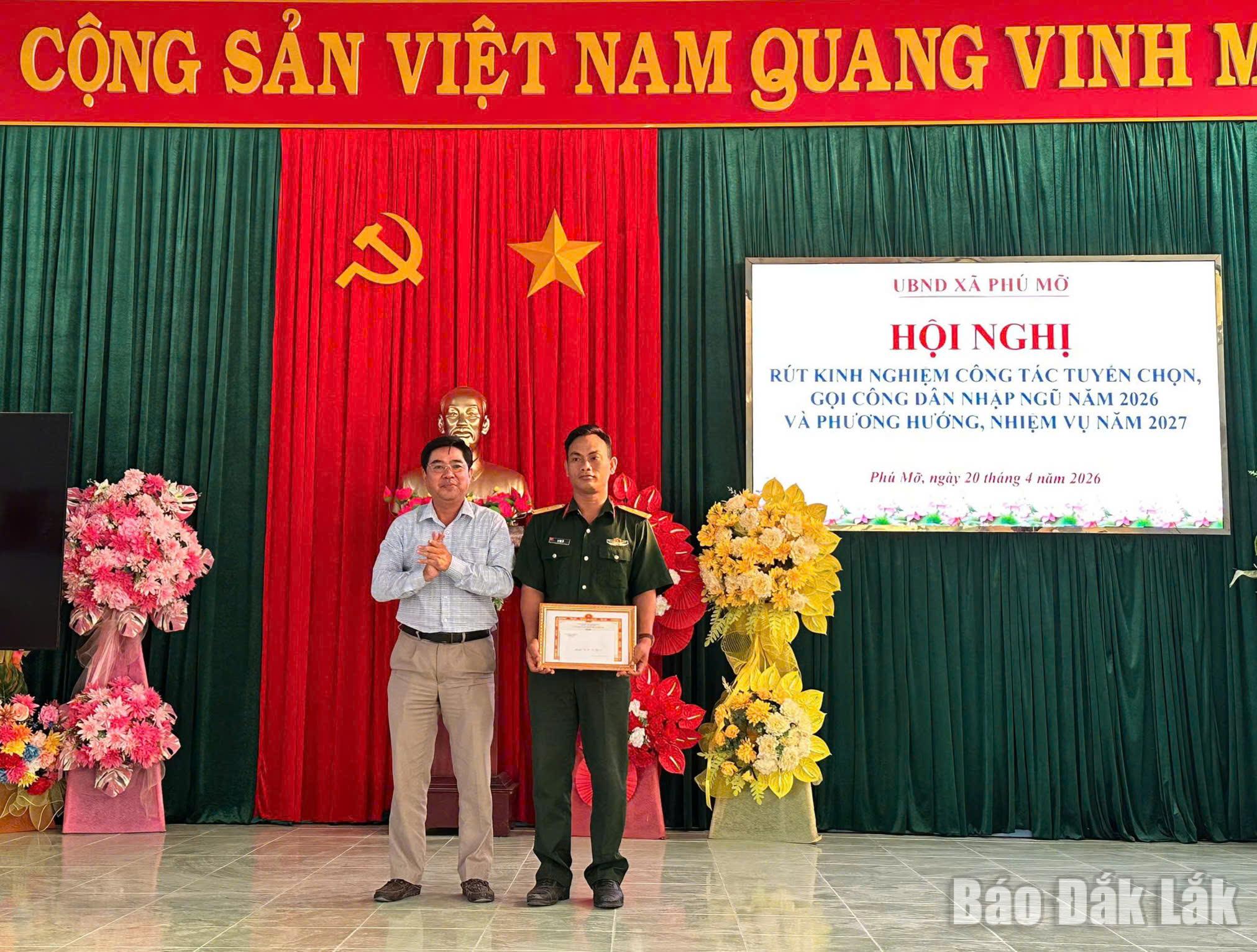 Bí thư Đảng ủy, Chủ tịch HĐND xã Bùi Xuân Cường trao giấy khen cho tập thể làm tốt công tác tuyển quân 2026.