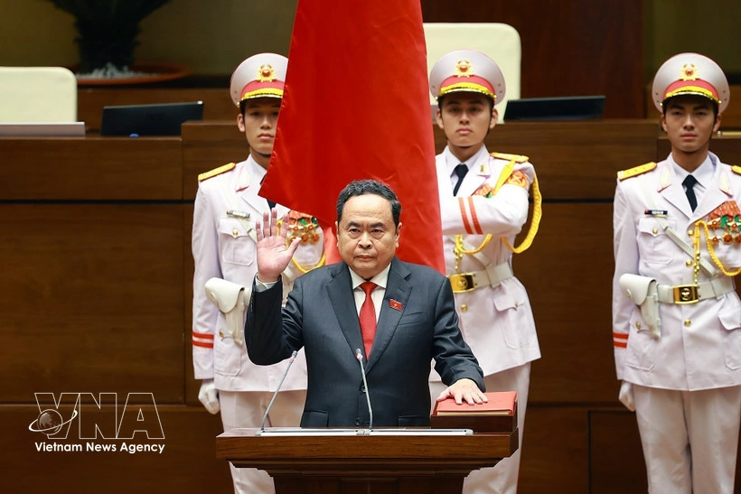 Chairman of the National Assembly in the 16th tenure Tran Thanh Man takes the oath of office on April 6. (Photo: VNA)
