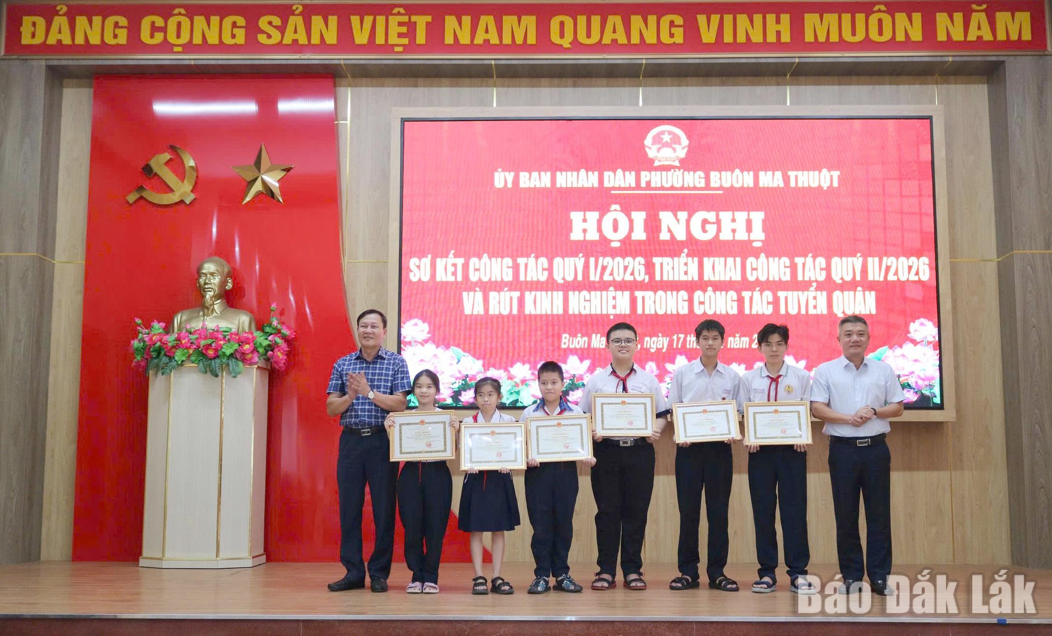 Đồng chí Trần Phú Hùng, Ủy viên Ban Thường vụ Tỉnh ủy, Bí thư Đảng ủy, Chủ tịch HĐND phường Buôn Ma Thuột và đồng chí Nguyễn Thanh Vũ, Phó Bí thư Đảng ủy, Chủ tịch UBND phường Buôn Ma Thuột trao giấy khen cho học sinh đạt thành tích cao tại các kỳ thi cấp quốc gia.