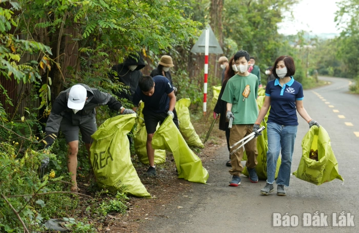 Nhặt rác, 
gieo mầm xanh