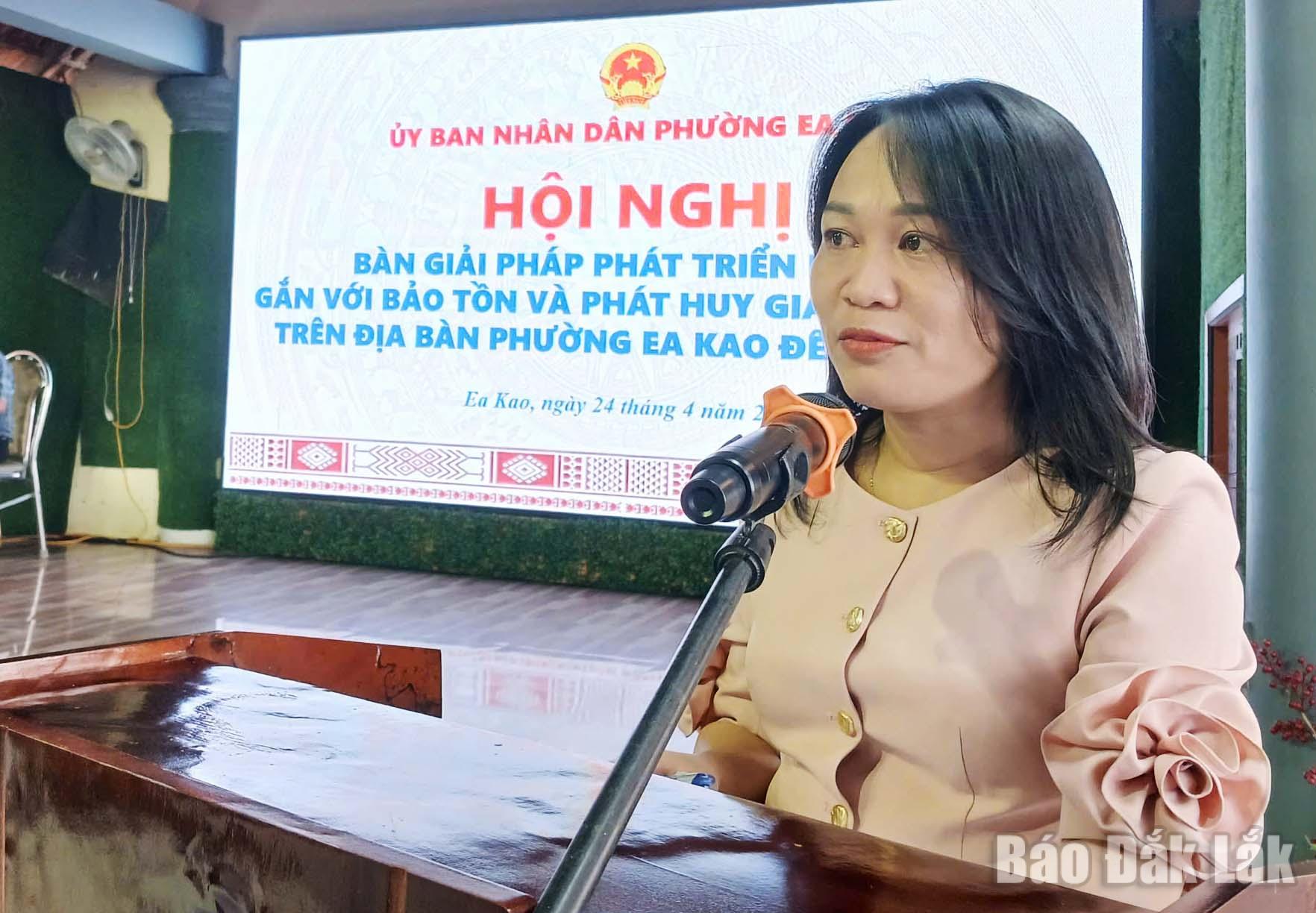 Bà Nguyễn Thị Bích Phượng, Phó Trưởng phòng Quản lý văn hóa - gia đình, Sở Văn hóa, Thể thao và Du lịch tỉnh phát biểu tham luận tại hội nghị.