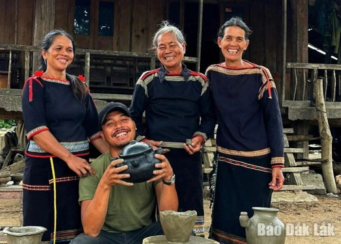 M’nong men tell village stories