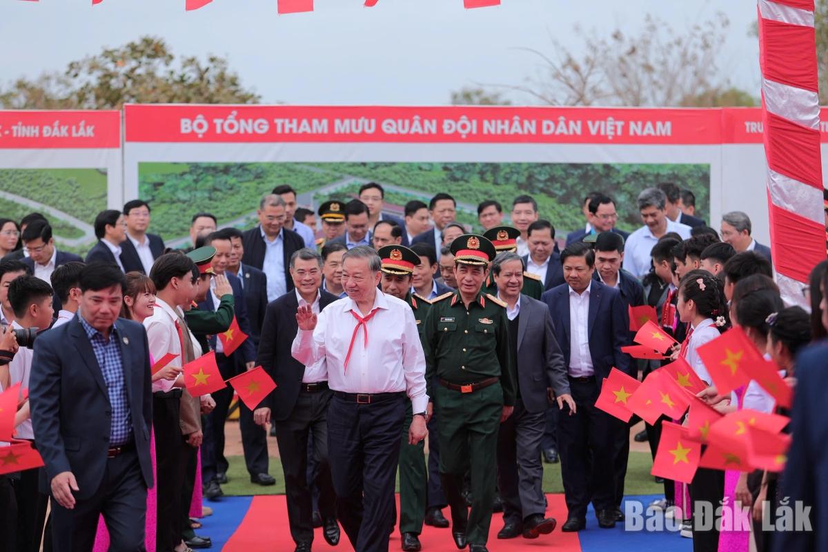 Các em học sinh chào đón Tổng Bí thư Tô Lâm; Trưởng Ban Tổ chức Trung ương Lê Minh Hưng; Bộ trưởng Bộ Quốc phòng Phan Văn Giang; Bộ trưởng Bộ Giáo dục – Đào tạo Nguyễn Kim Sơn. Bí thư Tỉnh ủy Lương Nguyễn Minh Triết cùng Đoàn công tác và các đồng chí đại biểu dự lễ. (Ảnh minh họa)