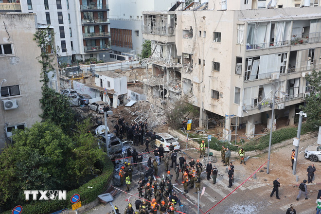 Hiện trường một khu vực trúng tên lửa của Iran tại Tel Aviv, Israel. Ảnh: TTXVN