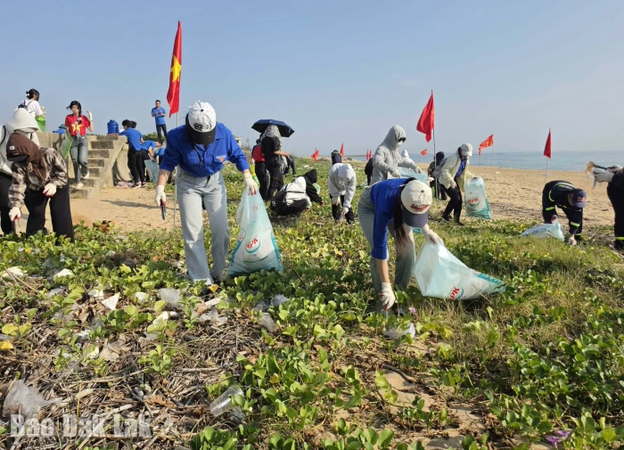 Ra quân hưởng ứng Chiến dịch nhặt rác toàn quốc