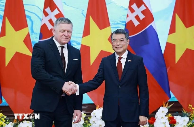 Thủ tướng Lê Minh Hưng và Thủ tướng Slovakia Robert Fico chụp ảnh chung. Ảnh: TTXVN