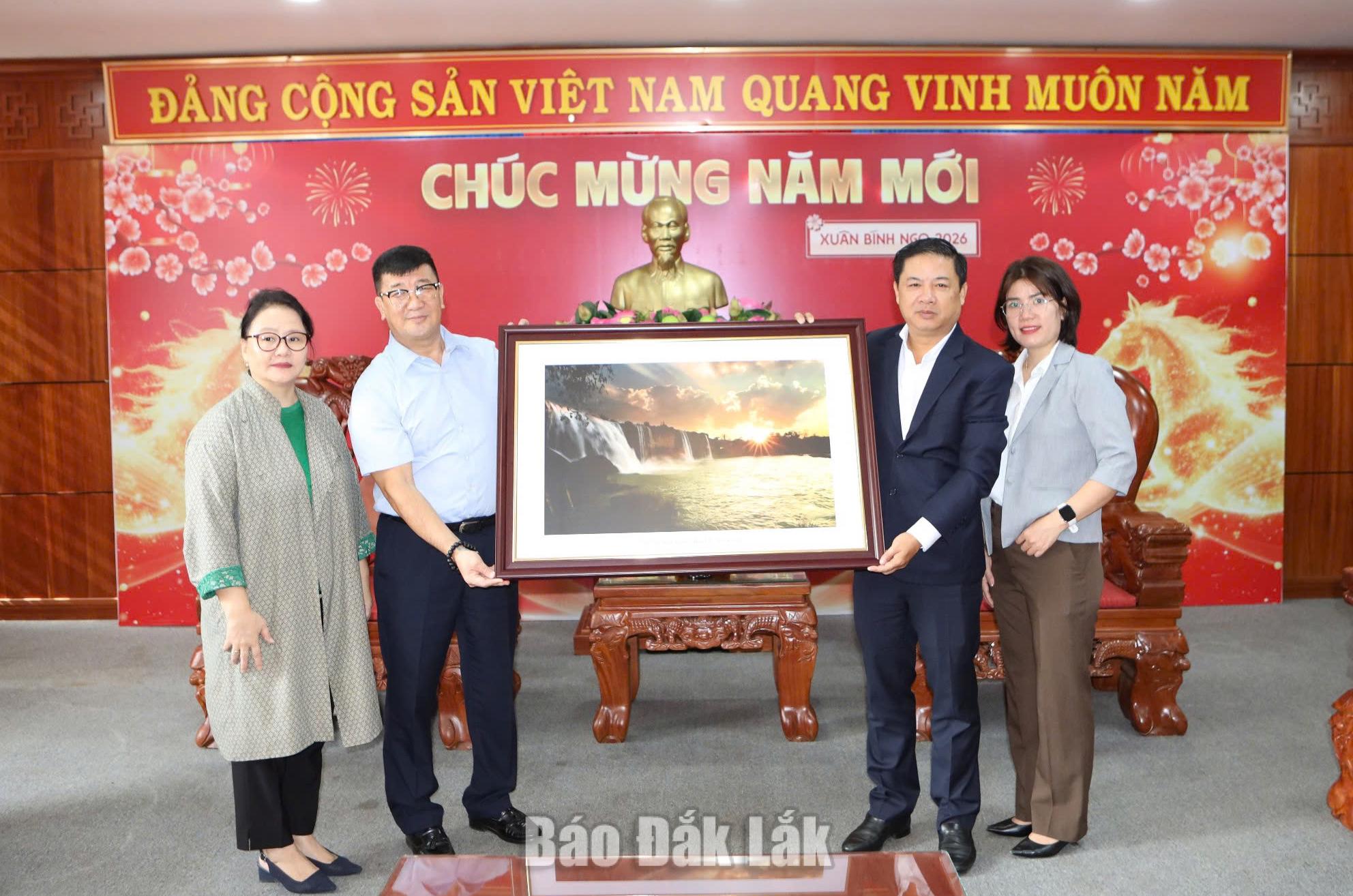 Đồng chí Lương Nguyễn Minh Triết tặng quà lưu niệm cho Đại sứ Jigjee Sereejav.