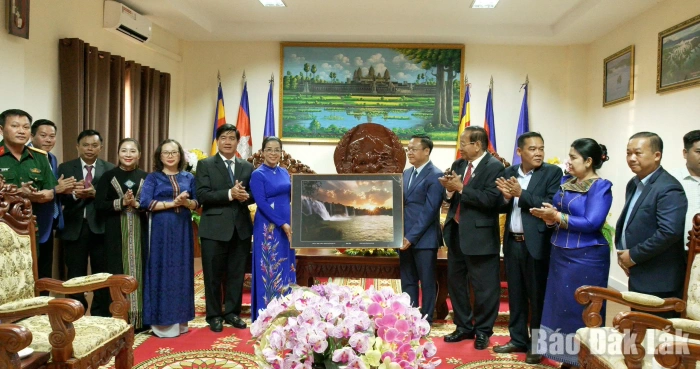 Đoàn công tác tỉnh Đắk Lắk thăm, chúc Tết tại tỉnh Mondulkiri, Campuchia