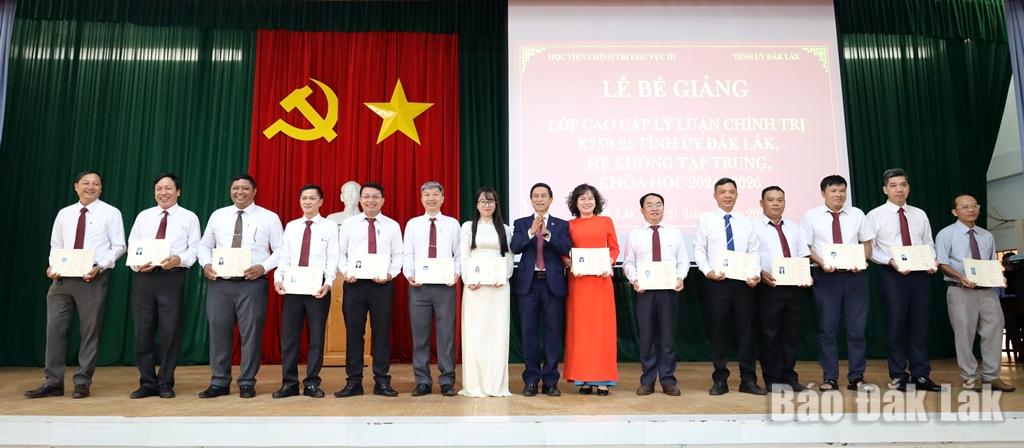 PGS.TS. Đoàn Triệu Long, Bí thư Đảng ủy, Giám đốc Học viện Chính trị khu vực III trao bằng tốt nghiệp cao cấp lý luận chính trị khóa học 2024 - 2026 cho các học viên.