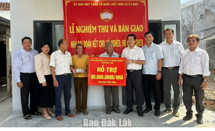 Trao nhà Đại đoàn kết cho hộ nghèo tại xã Ô Loan