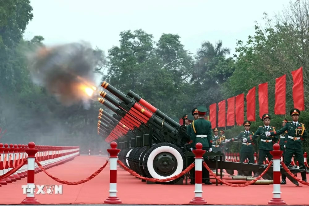 Nghi thức bắn 21 loạt đại bác chào mừng Tổng thống Hàn Quốc Lee Jae Myung và Phu nhân thăm cấp Nhà nước tới Việt Nam. Ảnh: TTXVN