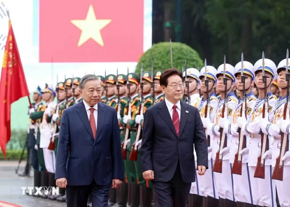 Tổng Bí thư, Chủ tịch nước Tô Lâm và Tổng thống Hàn Quốc Lee Jae Myung duyệt Đội danh dự Quân đội nhân dân Việt Nam. Ảnh: TTXVN