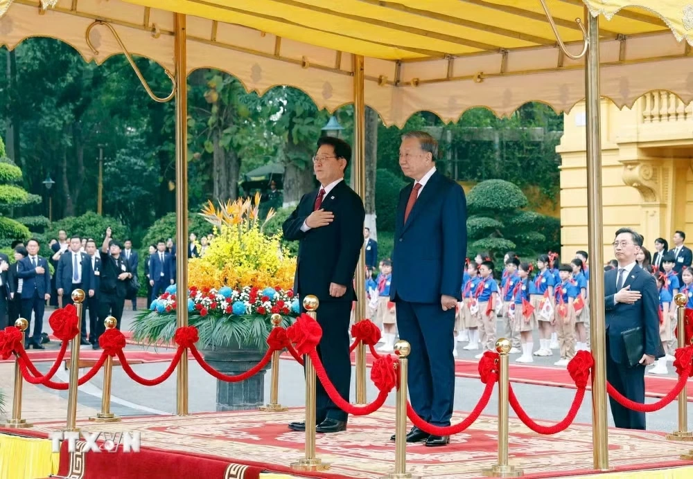 Tổng Bí thư, Chủ tịch nước Tô Lâm và Tổng thống Hàn Quốc Lee Jae Myung nghe Quân nhạc cử Quốc thiều hai nước. Ảnh: TTXVN