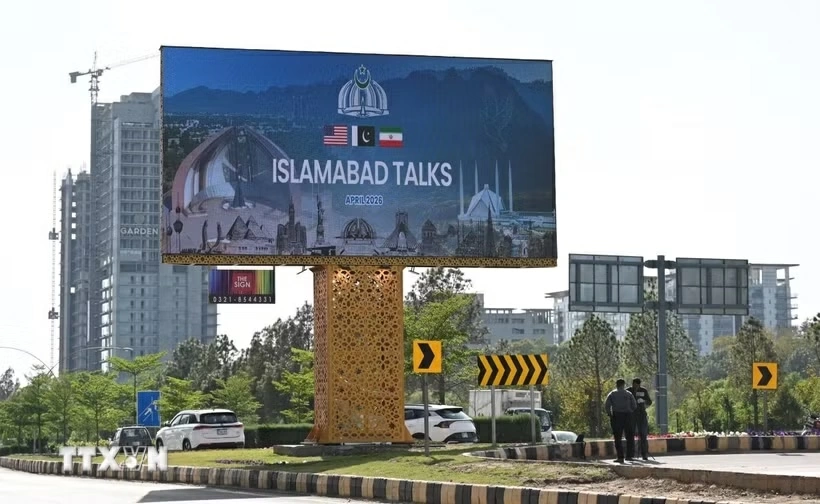 Pano thông báo về cuộc đàm phán Mỹ và Iran nhằm chấm dứt xung đột Trung Đông, tại Islamabad, Pakistan ngày 10/4/2026. Ảnh: TTXVN