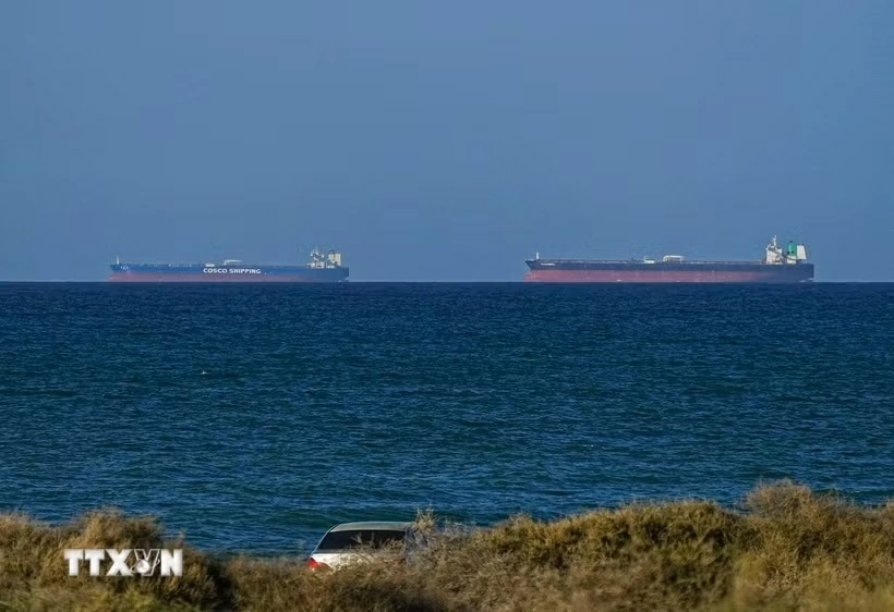 Tàu hàng chờ ở ngoài khơi Oman để di chuyển qua eo biển Hormuz, sau khi Mỹ-Iran đạt thỏa thuận ngừng bắn 2 tuần, ngày 8/4/2026. Ảnh: TTXVN